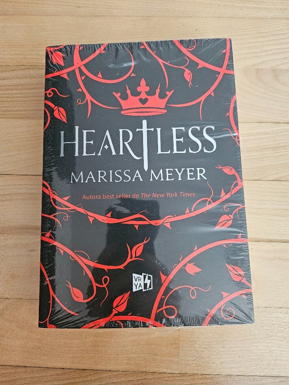 3/$15 Book heartless by Marissa meyer in spanish